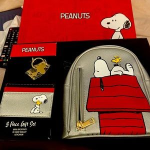 Peanuts gift set: mini backpack/puse with matching wallet and keychain